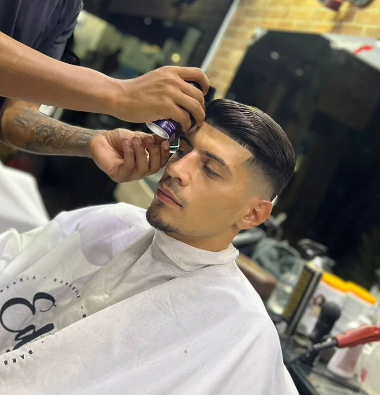 Corte clássico masculino com barba aparada - trabalho da Barbearia Gonzaga